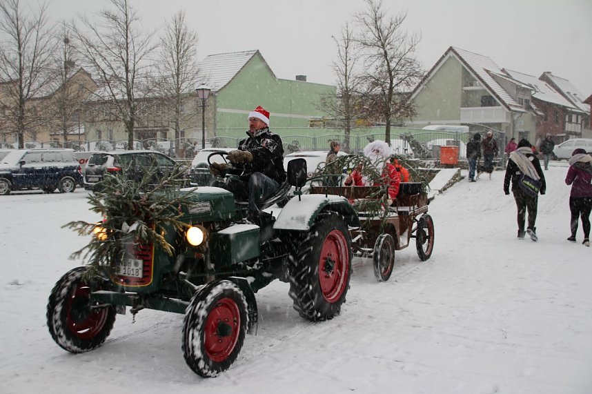 Weihnachtsmann kam mit Traktor