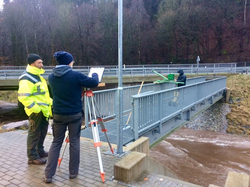 Mitarbeiter des Th&uuml;ringer Landamtes messen den Wasserdurchfluss am Pegel Ilfeld.