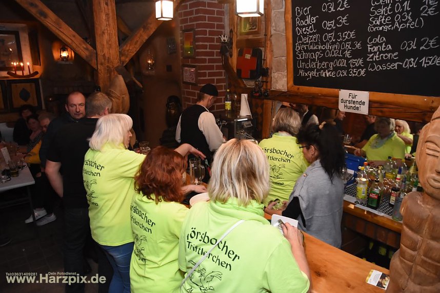 Kartoffelscheibenessen im Pferdestall