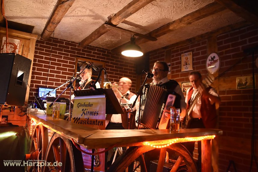 Kartoffelscheibenessen im Pferdestall