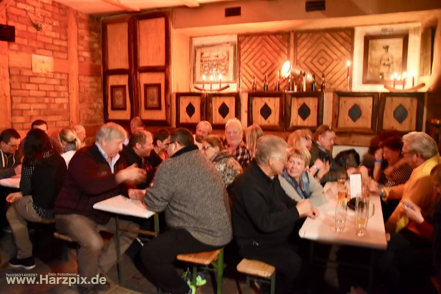 Kartoffelscheibenessen im Pferdestall