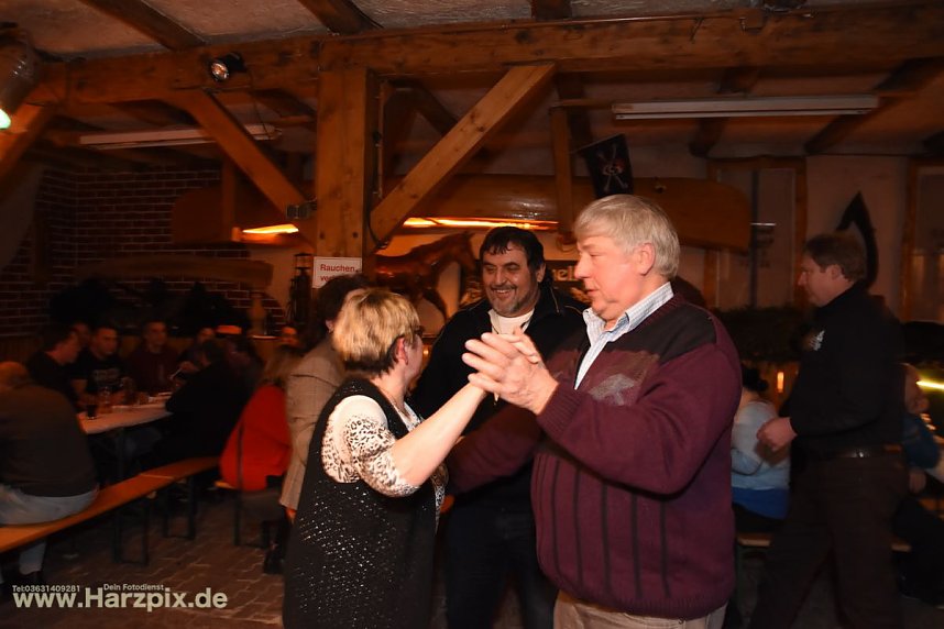 Kartoffelscheibenessen im Pferdestall