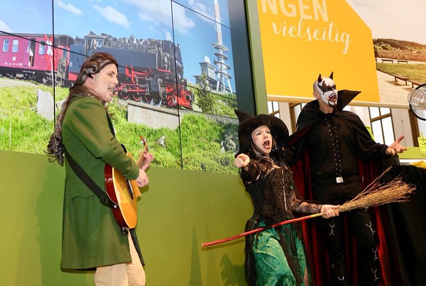 Erste Besucher in der Th&uuml;ringer Halle