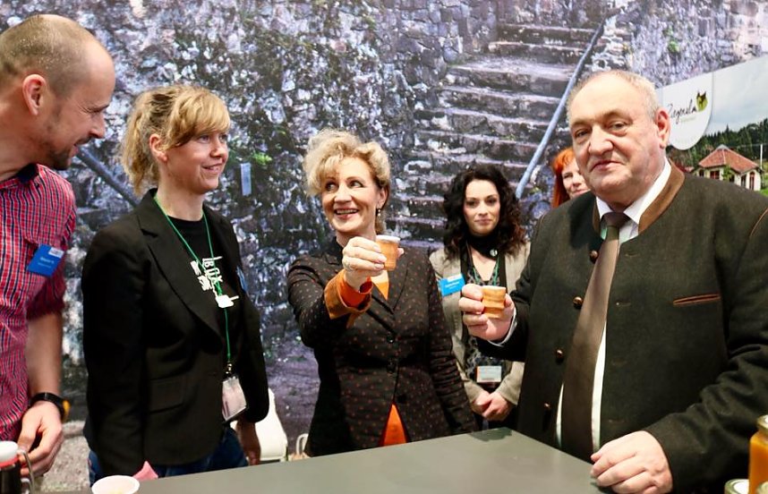 Erste Besucher in der Th&uuml;ringer Halle