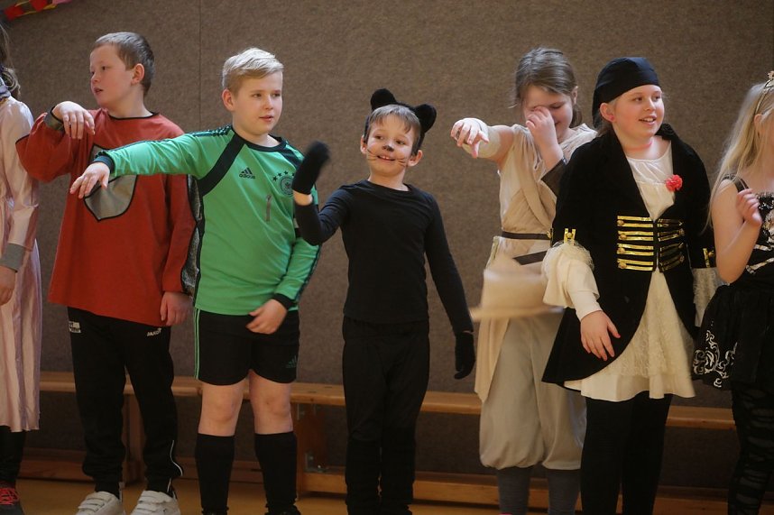 Neuer Turnraum in Gro&szlig;wechsungen eingeweiht