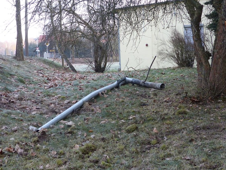Der Laternenmast wurde viele Meter durch die Luft geschleudert