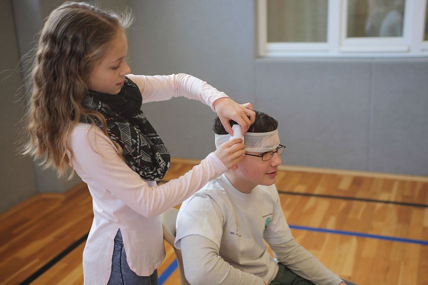 Mit den Schulsanittern Erste Hilfe-Ma&aacute;nahmen durchf�hren und Wichtiges �ber die Lebensrettung erfahren - auch diese Station lud zum Mitmachen ein.