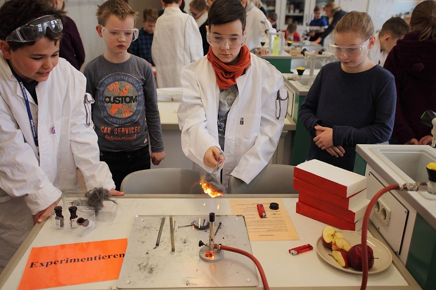 Sch�&uuml;ler experimentieren mit Stahlwolle f�&uuml;r die Viertkl&auml;ssler