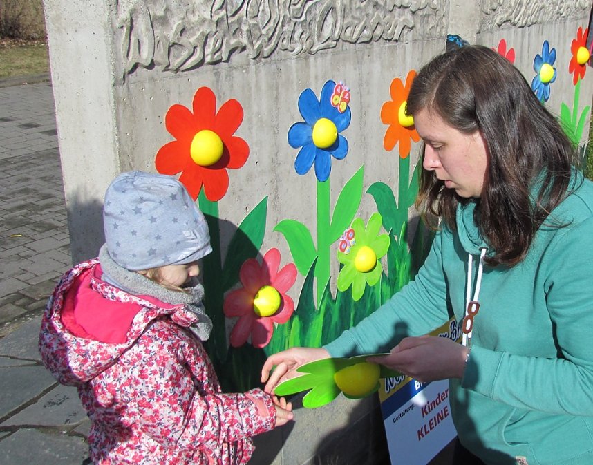 Knirpse aus Ost bereiten Brunnenfest vor