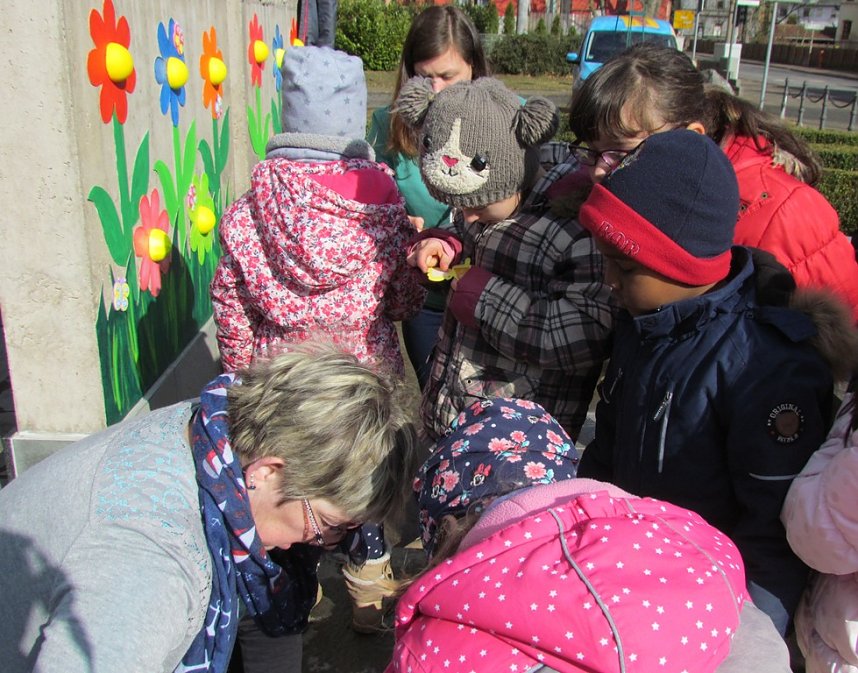 Knirpse aus Ost bereiten Brunnenfest vor