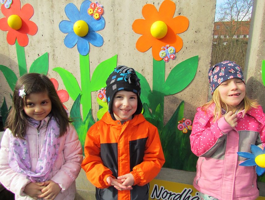 Knirpse aus Ost bereiten Brunnenfest vor