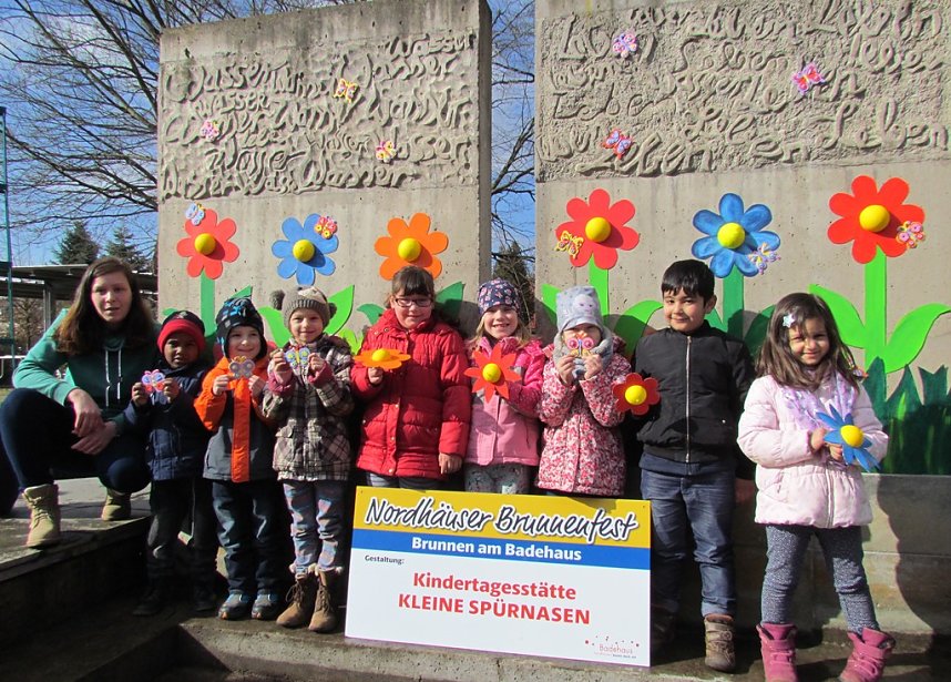 Knirpse aus Ost bereiten Brunnenfest vor
