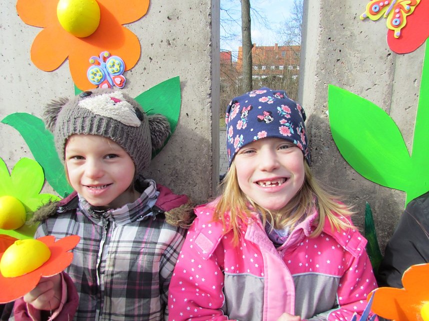 Knirpse aus Ost bereiten Brunnenfest vor