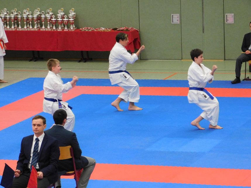 Medaillensegen bei Karatemeisterschaft