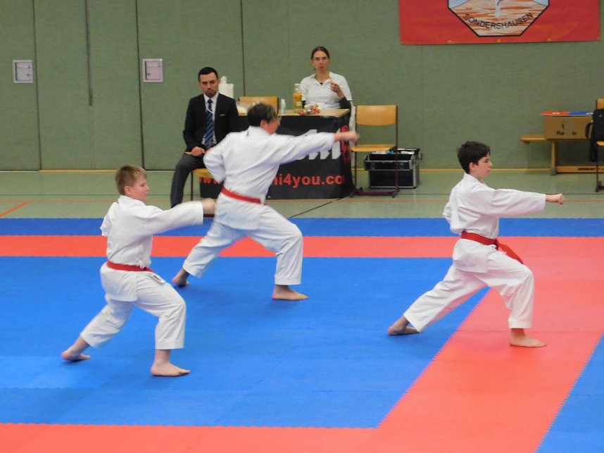 Medaillensegen bei Karatemeisterschaft
