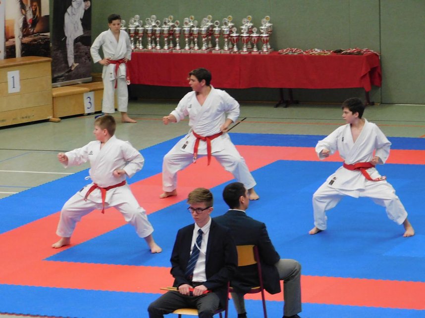 Medaillensegen bei Karatemeisterschaft
