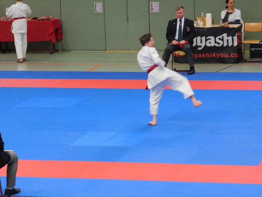 Medaillensegen bei Karatemeisterschaft