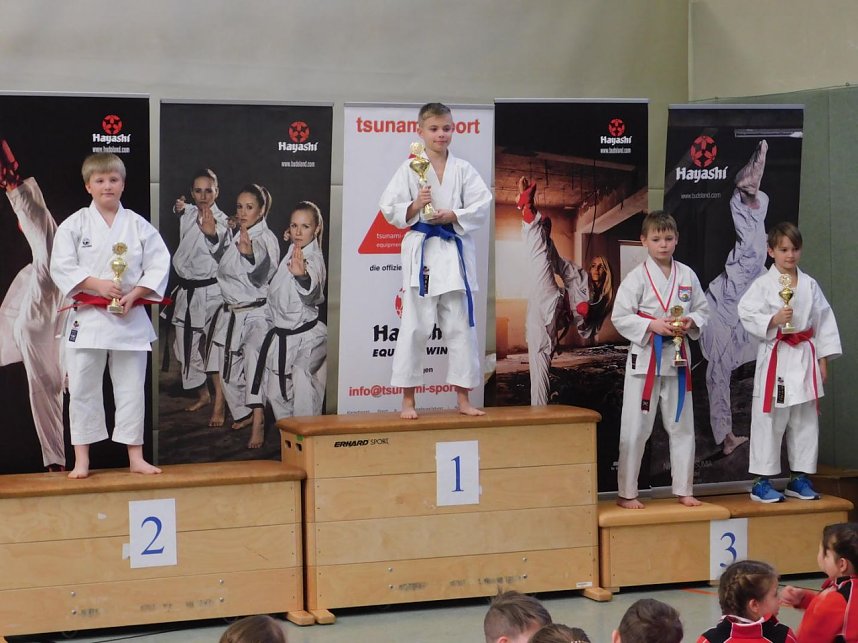 Medaillensegen bei Karatemeisterschaft