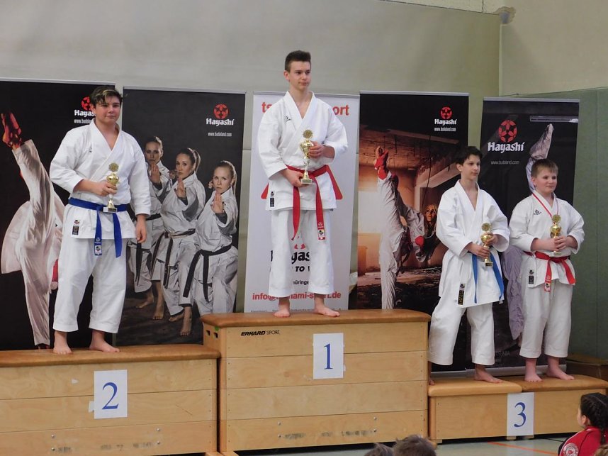 Medaillensegen bei Karatemeisterschaft