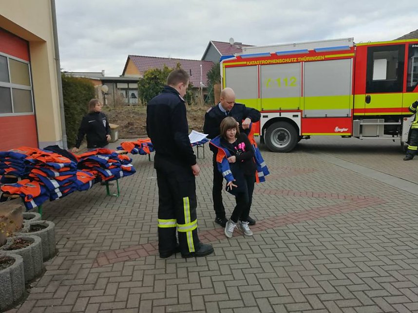 Neue Jacken f&uuml;r den Feuerwehr-Nachwuchs...
