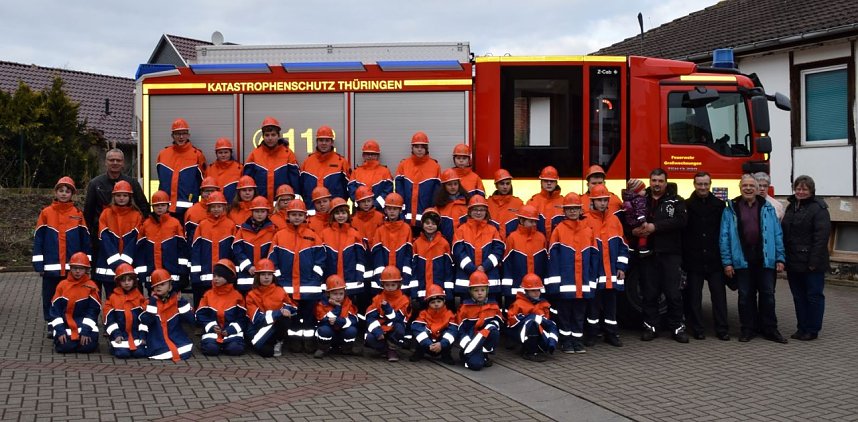 Neue Jacken f&uuml;r den Feuerwehr-Nachwuchs...