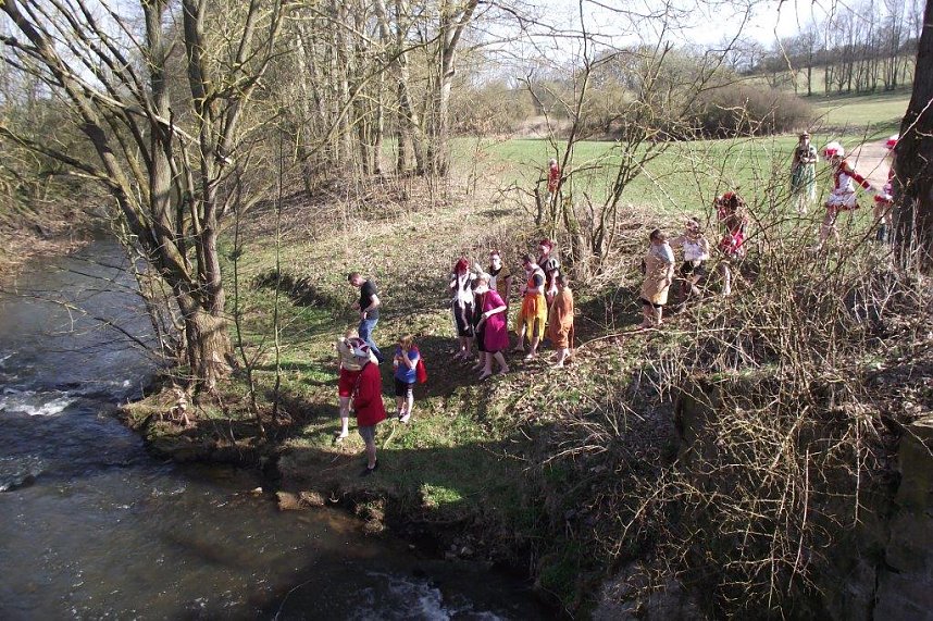 Mutig in den eiskalten Fluss
