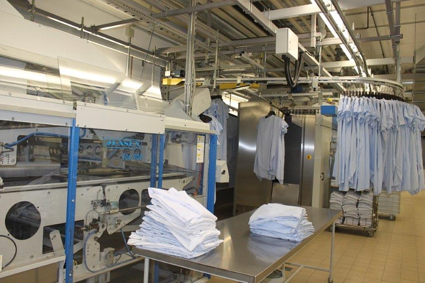 Die Mitarbeiter der W&auml;scherei haben alle H&auml;nde voll zu tun. Tag f&uuml;r Tag sind  f&uuml;nf Tonnen W&auml;sche zu waschen.