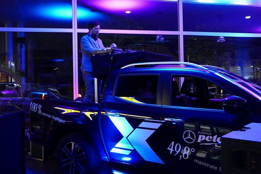Afterwork-Party im Mercedes-Autohaus