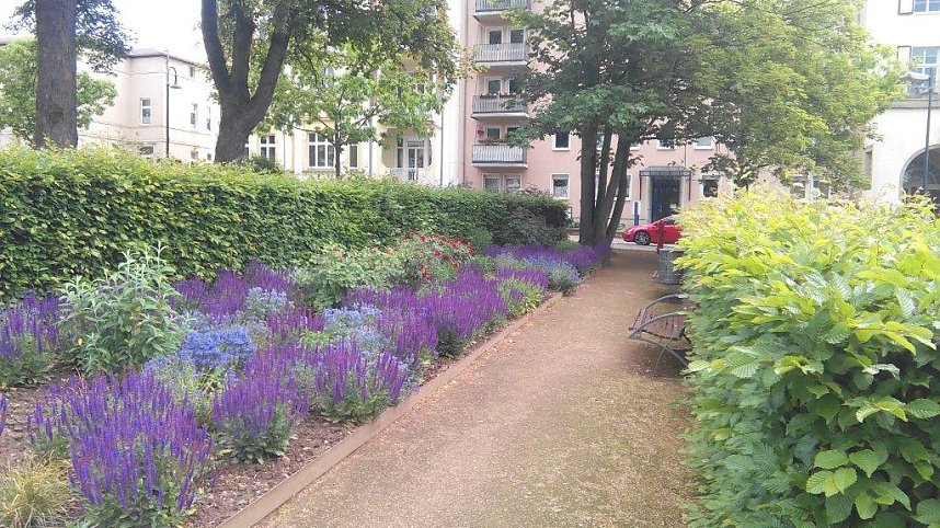H&uuml;bsch anzusehen ist die gepflegte Anlage beim Stadttheater.