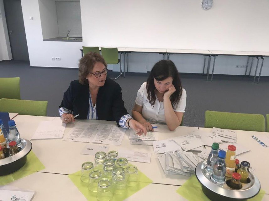 Justiziarin Dithmar (links) mit Claudia Schaper