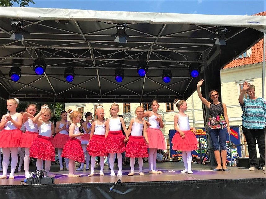 Viele Auftritte f&uuml;r Radevas Tanzeleven