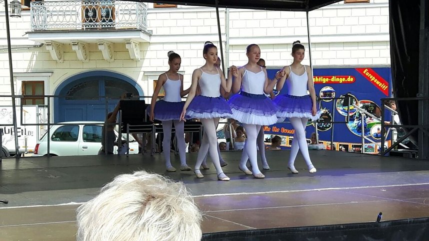 Viele Auftritte f&uuml;r Radevas Tanzeleven