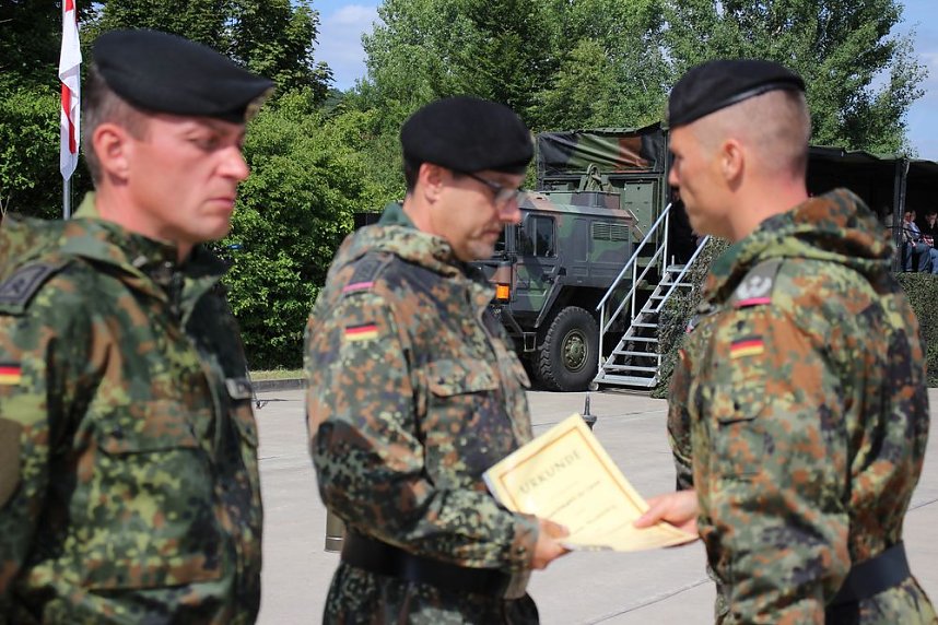 Einheiten der Bundeswehr verabschiedet