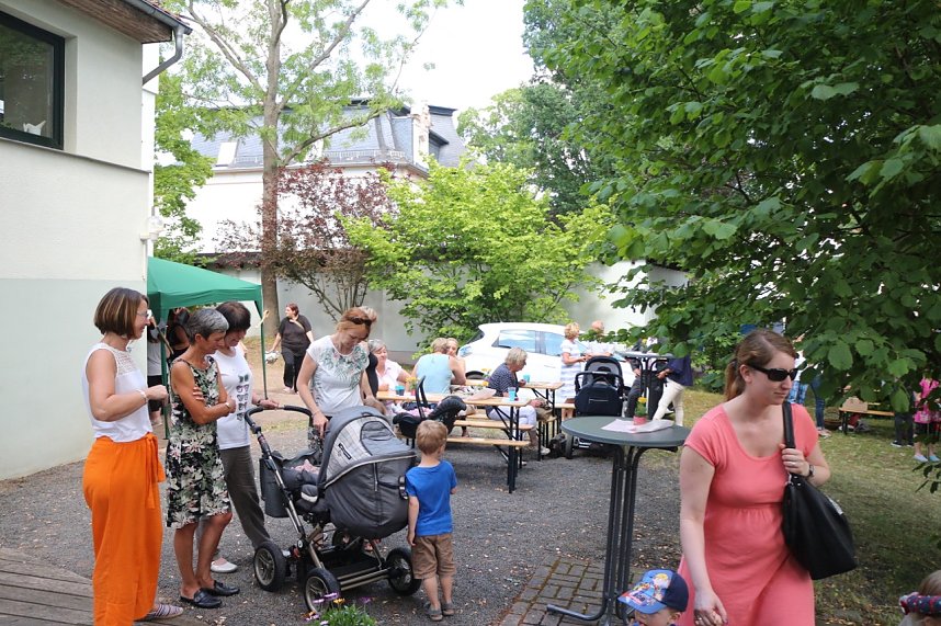 Zum Sommerfest konnte man sich am Familienzentrum gleich &uuml;ber zwei gro&szlig;z&uuml;gige Spenden freuen