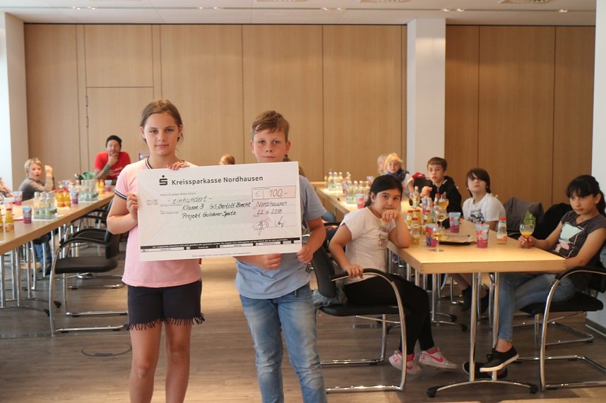 Traumh&auml;user gebaut - die Klasse 3a stellt ihre Kunstwerke jetzt in der Kreissparkasse aus