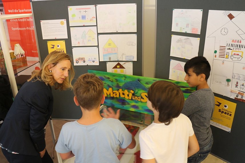 Traumh&auml;user gebaut - die Klasse 3a stellt ihre Kunstwerke jetzt in der Kreissparkasse aus