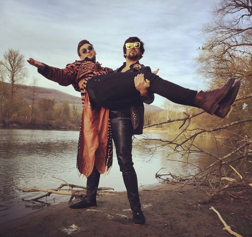 Nach der Saison ist vor der Saison - am Alten Tor wird das blaue Zappelini-Zelt f&uuml;r die Spielpause vorbereitet