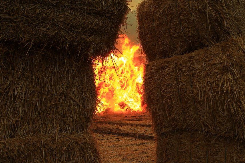 Fast 500 Strohballen brennen bei Auleben