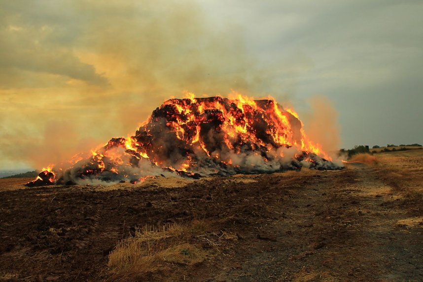 Fast 500 Strohballen brennen bei Auleben
