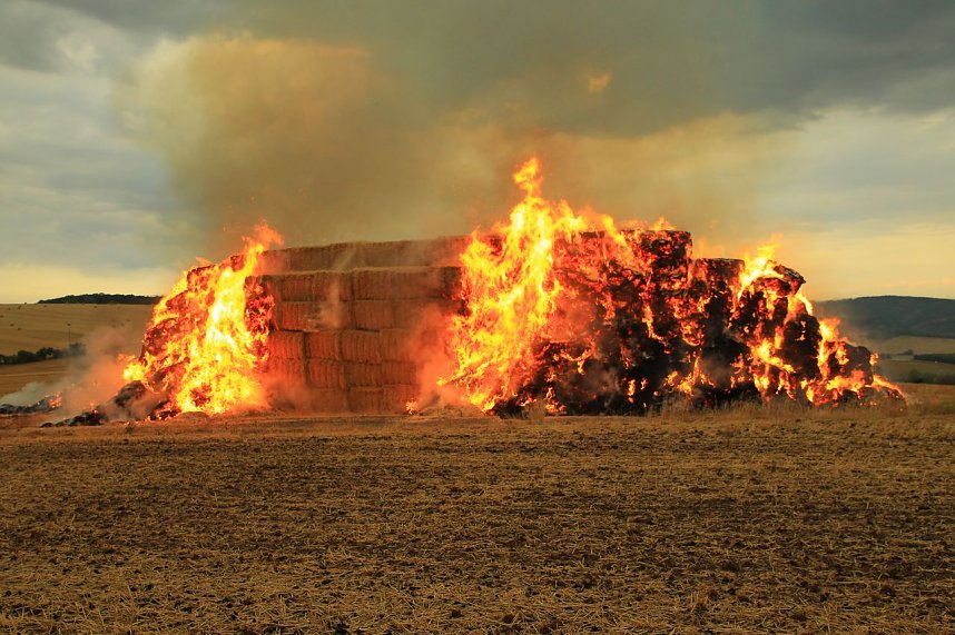 Fast 500 Strohballen brennen bei Auleben