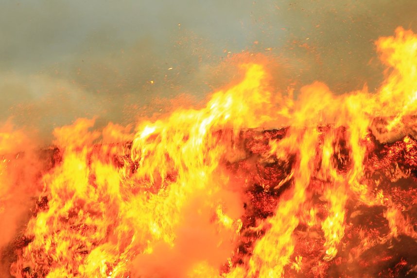 Fast 500 Strohballen brennen bei Auleben