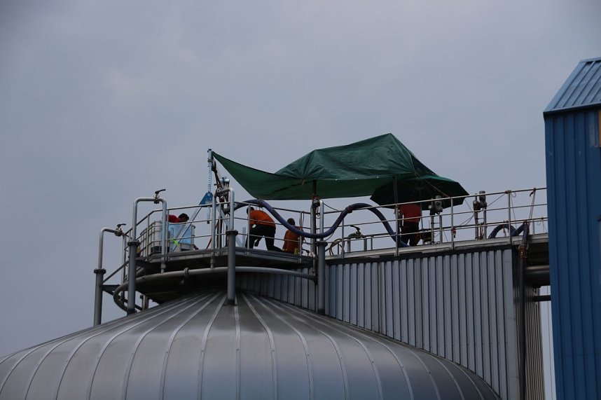 Taucher arbeiten in den Fault&uuml;rmen