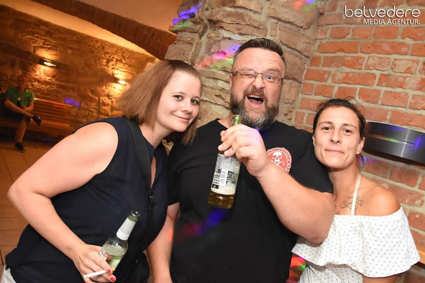 In den Sonntag hinein wurde in Nordhausen nicht nur auf den Pl&auml;tzen und Stra&szlig;e in der Innenstadt gefeiert, nach dem Ende Altstadtfest-Samstags ging es im Jugendclubhaus weiter... 