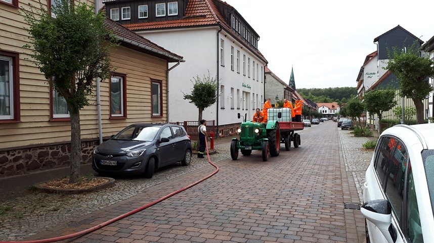 Kameradinnen und Kameraden der Freiwilligen Feuerwehr Neustadt/Osterode bew&auml;sserten erneut B&auml;ume  und Str&auml;ucher