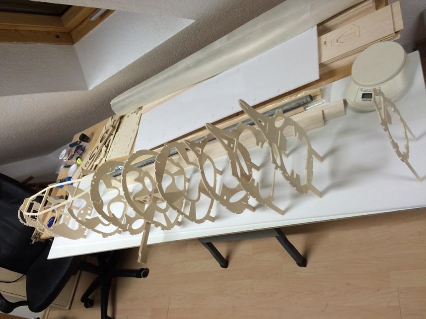 So entsteht das Modell der Fiat G91 - 2) Die Spannten werden dann in der richtigen Reihenfolge ausgerichtet und mit den Leisten verbunden