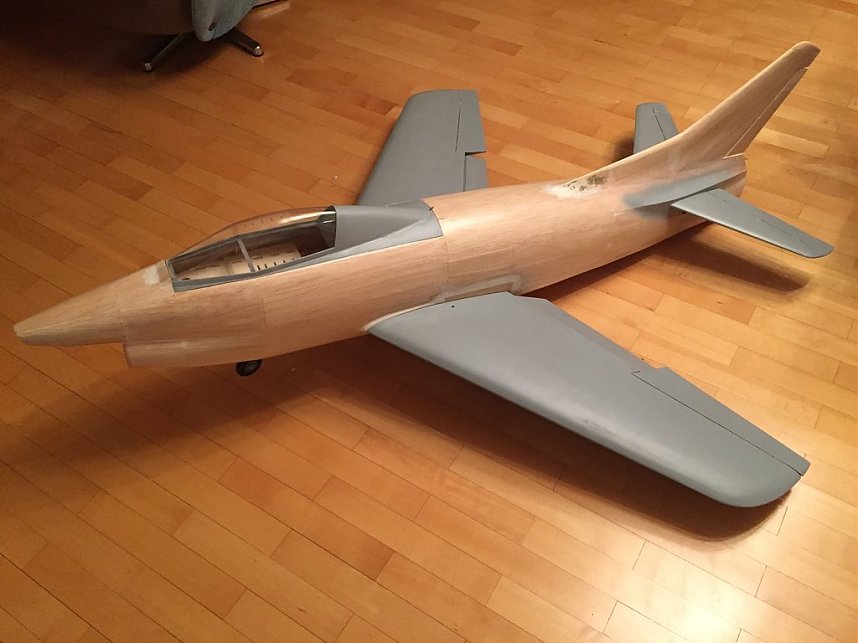 So entsteht das Modell der Fiat G91 - 7) Viel Spachteln schleifen und lackieren bis der Flieger glatt ist