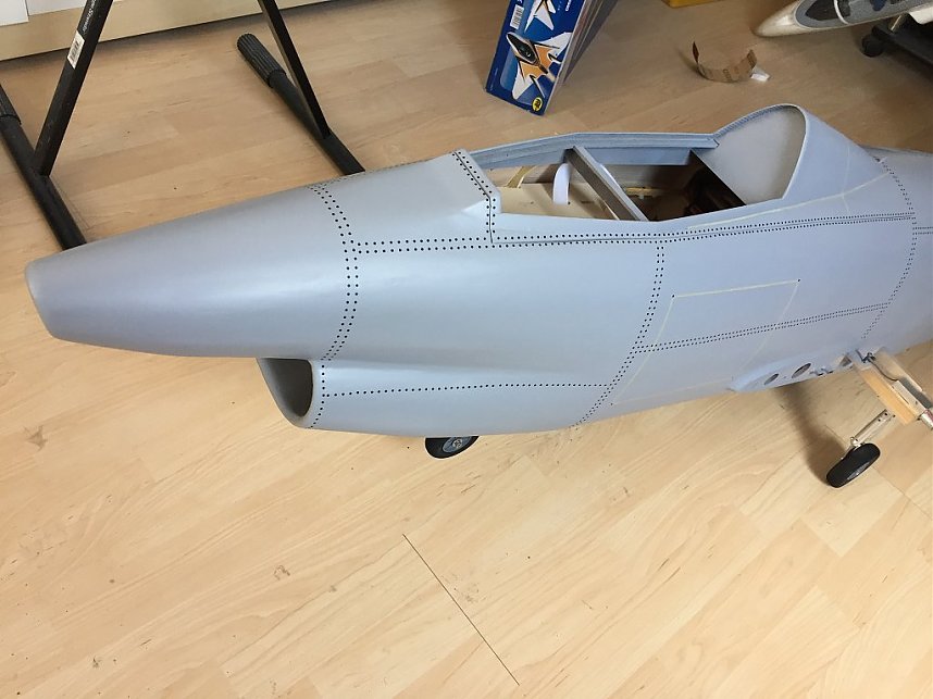 So entsteht das Modell der Fiat G91 - 10) Zuerst die Nieten