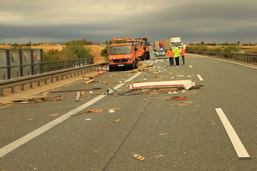An zwei Baustellenfahrzeugen entlanggeschrammt