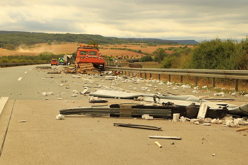 An zwei Baustellenfahrzeugen entlanggeschrammt