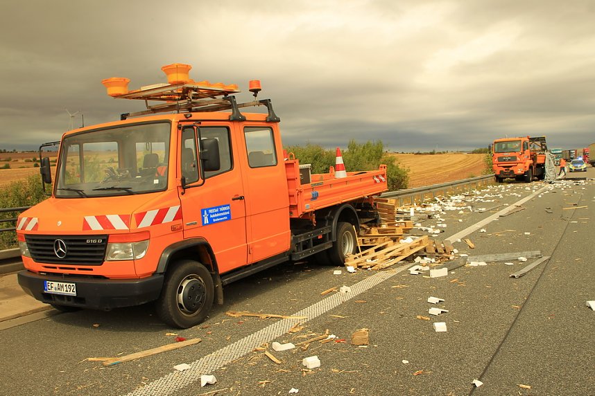 An zwei Baustellenfahrzeugen entlanggeschrammt